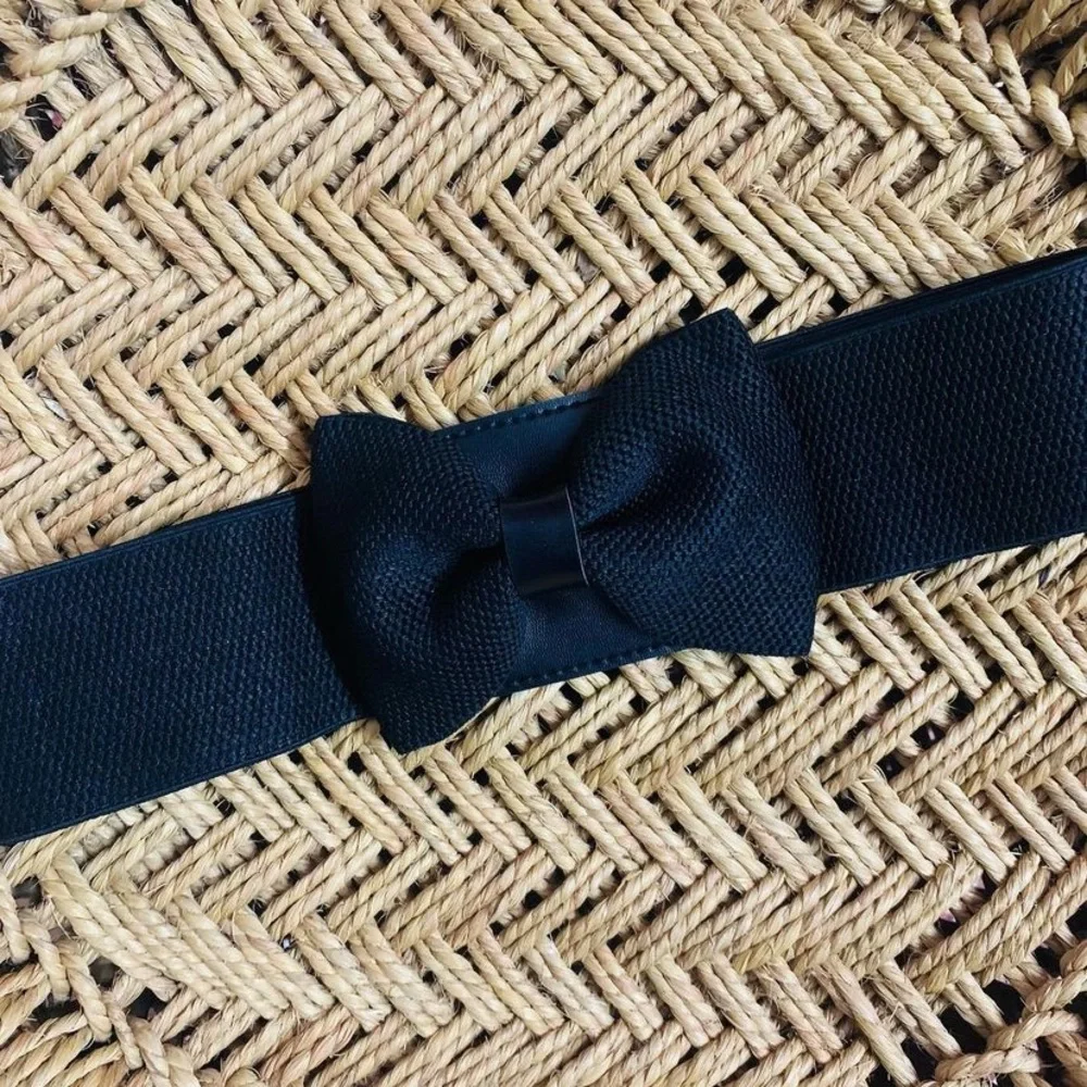 Bow dress belt 😍 
Waist - 26in stretches upto 32in - Picture 2 of 5